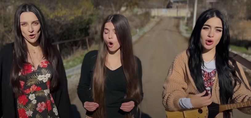Ponad 160 tys. odsłon i setki zachwyconych komentarzy ma już jedno z najnowszych nagrań gruzińskiego Trio Mandili. Żeńska formacja po raz kolejny sięgnęła po utwór zaśpiewany w języku polskim - tym razem są to "Hey sokoły!".