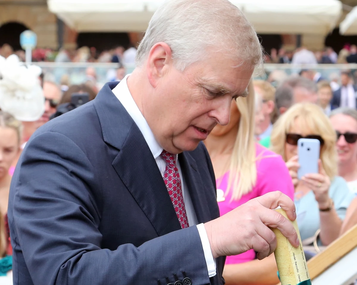 Książę Andrzej został zgłoszony na policję przez brytyjskich antymonarchistów. To po publikacji dokumentów przez sąd w USA, dotyczących skazanego pedofila, amerykańskiego finansisty Geoffreya Epsteina. 