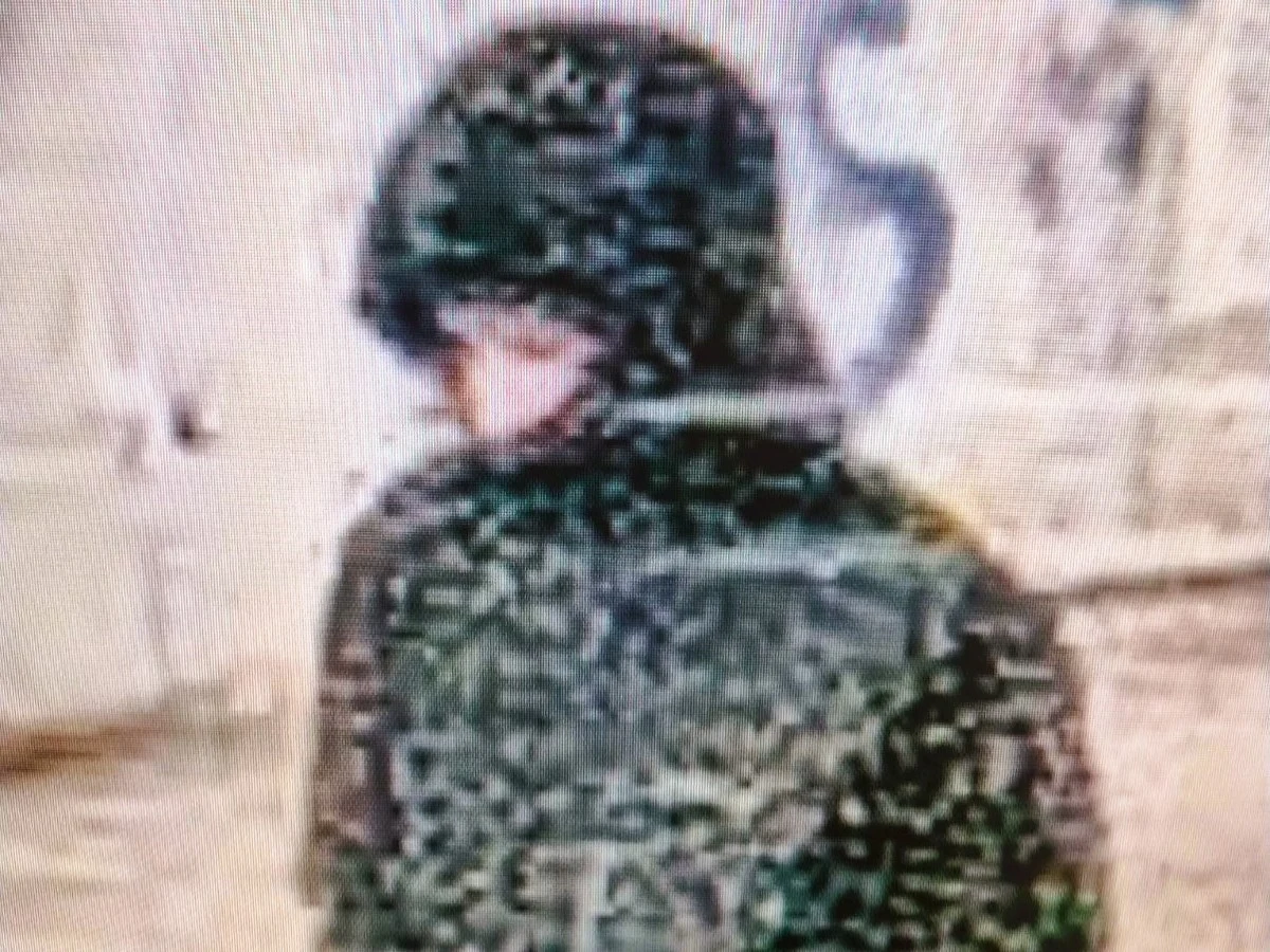 Wrocławska policja opublikowała wizerunek mężczyzny, podejrzewanego o dewastację elewacji synagogi Pod Białym Bocianem we Wrocławiu. Osoby, które go rozpoznają, prosi o kontakt. W sylwestra ktoś namalował na budynku napis "Izrael zbrodniarze i mordercy". 