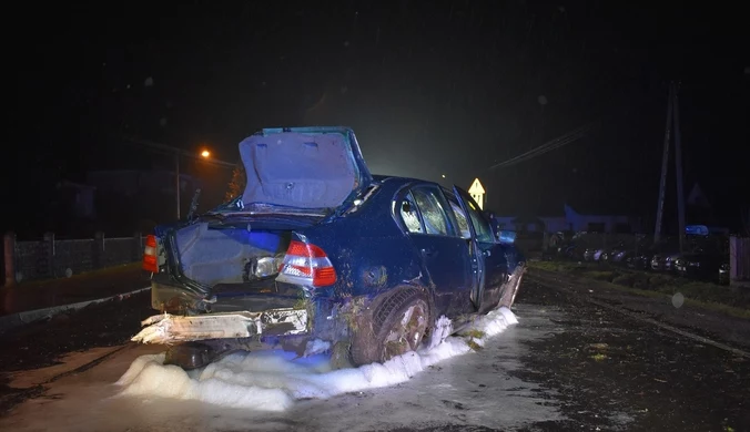 Pędził bmw pod osłoną nocy. Staranował płot i kilkanaście aut