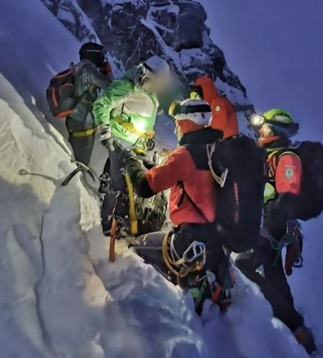 Trójkę turystów, którzy utknęli poniżej Koziej Przełęczy w Tatrach i nie byli w stanie bezpiecznie kontynuować wycieczki, sprowadzili wieczorem w dół ratownicy TOPR. W akcji użyto 
śmigłowca.