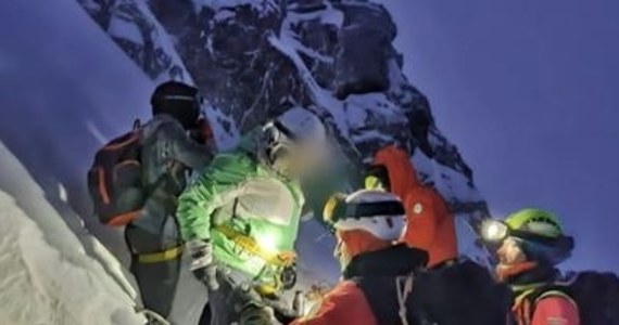 Trójkę turystów, którzy utknęli poniżej Koziej Przełęczy w Tatrach i nie byli w stanie bezpiecznie kontynuować wycieczki, sprowadzili wieczorem w dół ratownicy TOPR. W akcji użyto 
śmigłowca.