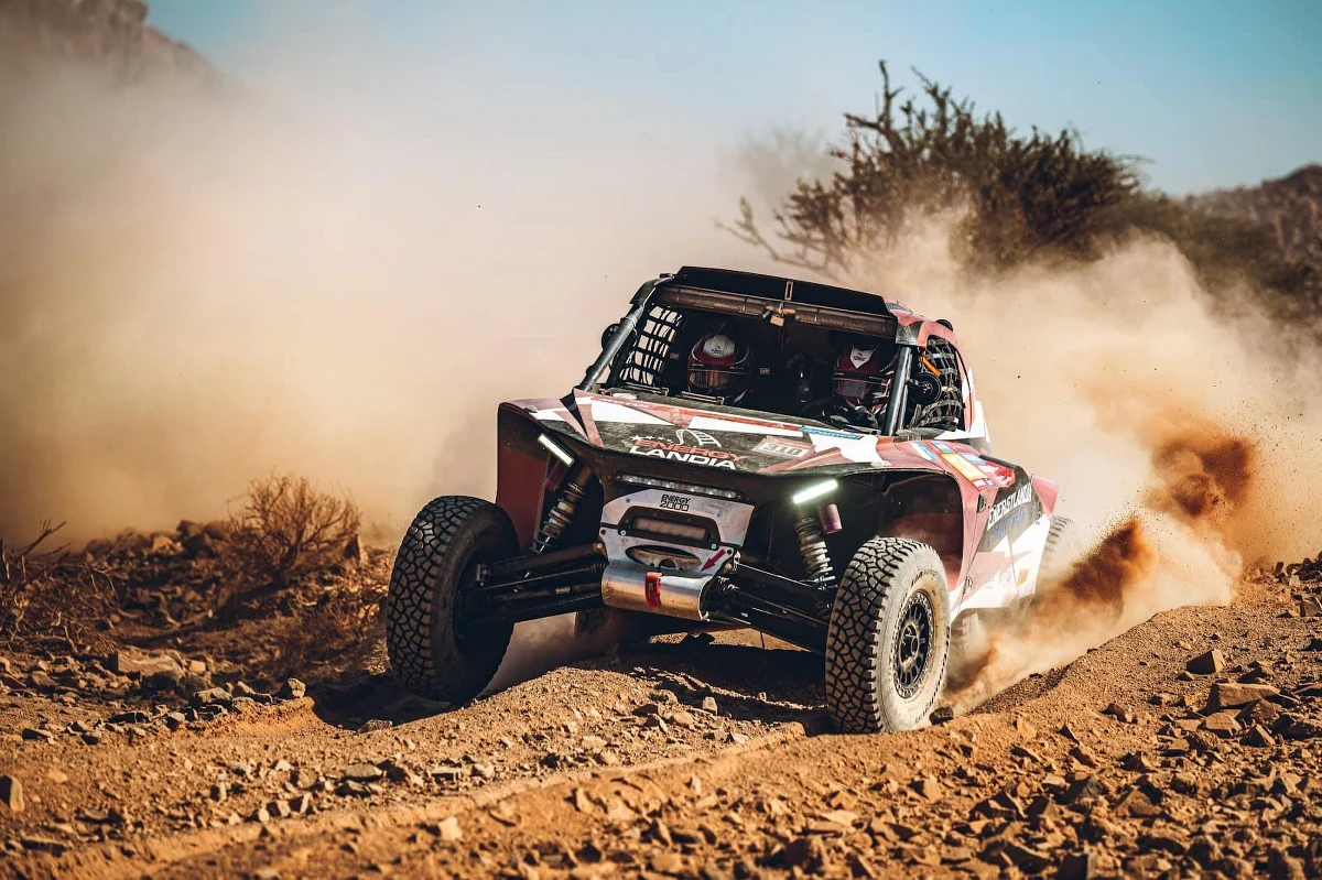 ​Eryk Goczał wygrał w Al-Ula w Arabii Saudyjskiej prolog Rajdu Dakar. Ubiegłoroczny zwycięzca imprezy w kategorii lekkich pojazdów SSV tym razem okazał się najlepszy w mocniejszej klasie challenger. Na krótkiej trasie wyprzedził wujka, Michała, a 12. był jego tata Marek.