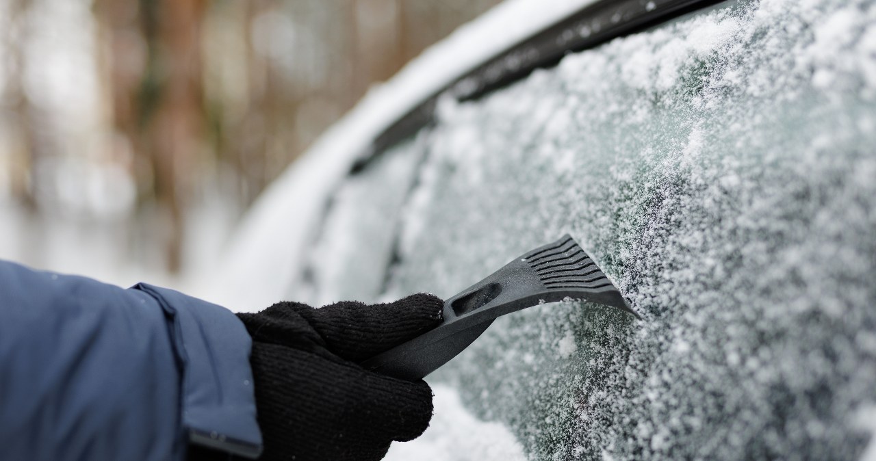 Znasz sztuczkę ze skrobaczką? Dzięki niej gwałtownie pozbędziesz się lodu