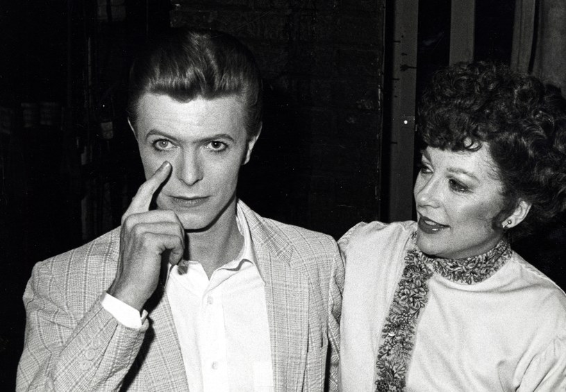 "Wokalista brzmi bardzo amatorsko, fałszuje i myli dźwięki" - może trudno w to uwierzyć, ale taką recenzję dostał na początku swojej kariery David Bowie. Muzyk wziął udział w konkursie BBC dla młodych talentów, jednak na jego talencie komisja raczej się nie poznała. Eksperci stwierdzili, że nawet długie próby i miesiące ćwiczeń nie uratują sytuacji. Artysta był rozczarowany, ale właśnie wtedy postanowił udowodnić światu, że jeszcze będzie o nim głośno. Trzeba przyznać, że Bowie dotrzymał słowa. W kolejnych latach muzyk wiele razy zaskakiwał, nie tylko na scenie zresztą, bo jest kilka faktów z życia wokalisty, które potrafią zadziwić.