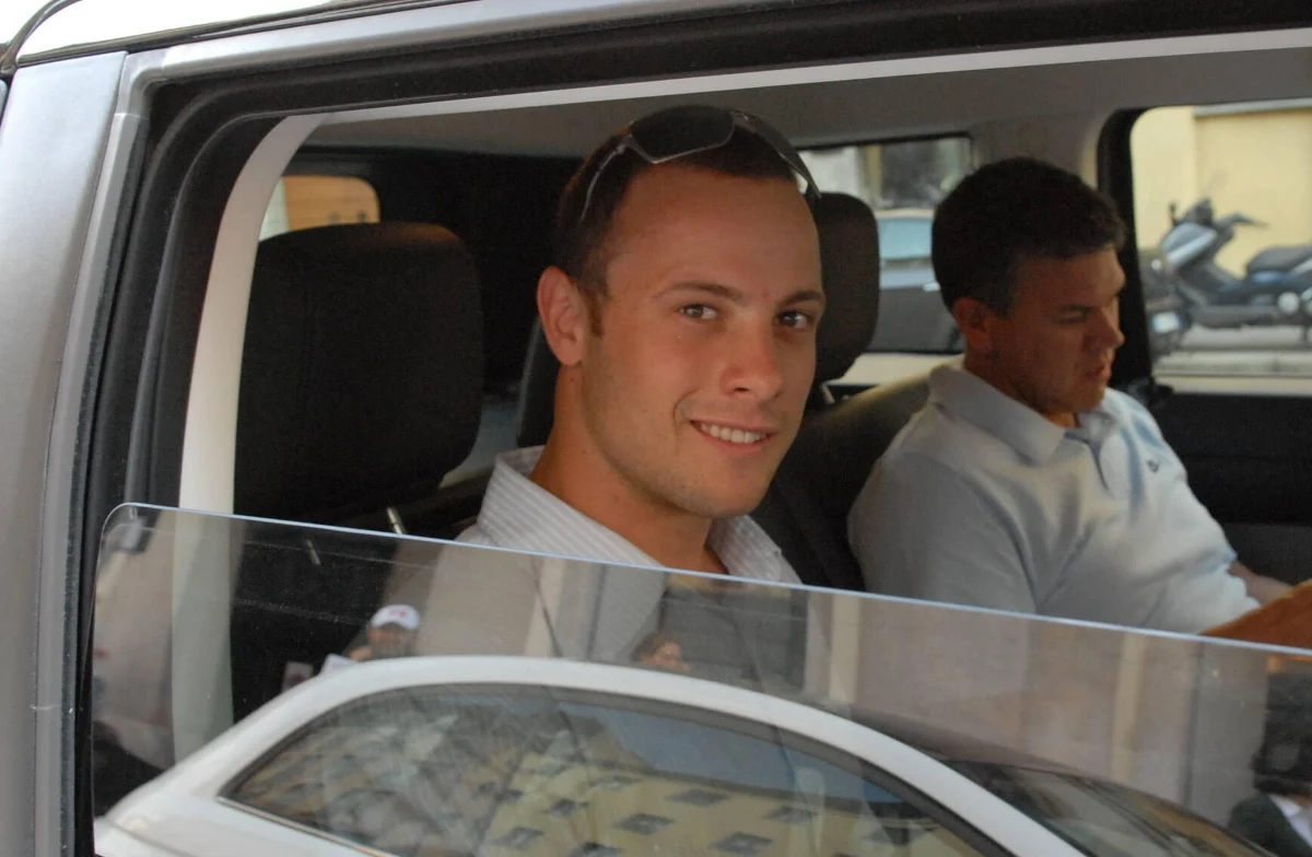 Słynny niepełnosprawny sportowiec z Republiki Południowej Afryki Oscar Pistorius opuścił więzienie po blisko dziewięciu latach i obecnie przebywa w domu - poinformował w piątek Departament Więziennictwa RPA. Lekkoatleta został skazany na karę 13 lat więzienia za zamordowanie swojej narzeczonej. Jego sylwetkę w rozmowie z Piotrem Salakiem w internetowym Radiu RMF24 przypomniał Maciej Petruczenko, dziennikarz "Przeglądu Sportowego".