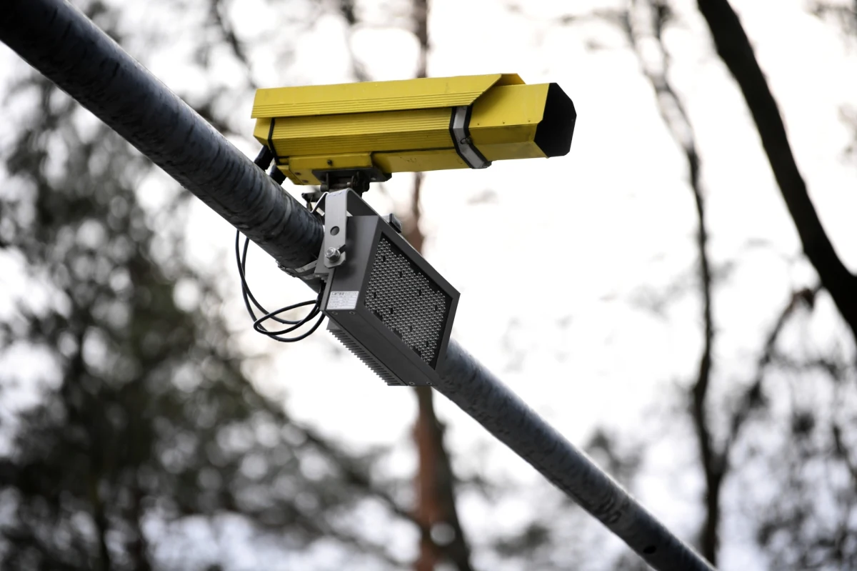 Główny Inspektorat Transportu Drogowego opublikował listę zaplanowanych na ten rok inwestycji w systemy kontroli pojazdów. Na polskich drogach pojawi się więcej fotoradarów i odcinkowych pomiarów prędkości. "To jest krok w dobrym kierunku. Fotoradary zapewniają większe poczucie bezpieczeństwa społeczności lokalnych w miejscach, gdzie policja nie jest w stanie zapewnić 24-godzinnego nadzoru nad ruchem drogowym" – komentował w Radiu RMF24 Marek Konkolewski, były policjant i ekspert do spraw bezpieczeństwa drogowego. 