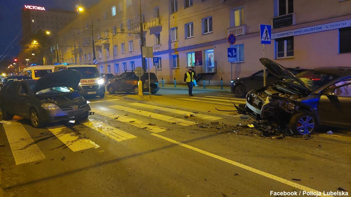 Groźny wypadek w centrum Lublina. W okolicy przejścia dla pieszych zderzyły się cztery samochody.