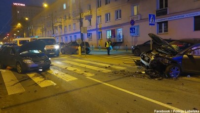 Zderzenie czterech aut w centrum Lublina. Poszkodowanych dwoje pieszych