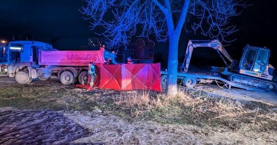 Tragedia podczas załadunku minikoparki na przyczepę ciężarówki w Sochaczewie (woj. mazowieckie). Na miejscu zginął mężczyzna.