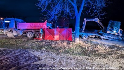 Wypadek podczas załadunku minikoparki w Sochaczewie. Nie żyje mężczyzna