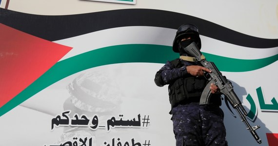 W wywiadzie dla telewizji BBC jeden z przywódców wspieranej przez Iran jemeńskiej milicji Huti powiedział, że każdy kraj, który zaangażuje się w działającą na Morzu Czerwonym koalicję pod wodzą USA, przestanie być bezpieczny na morzach. Mohammed Ali al-Huti zadeklarował też poparcie dla Hamasu. 
