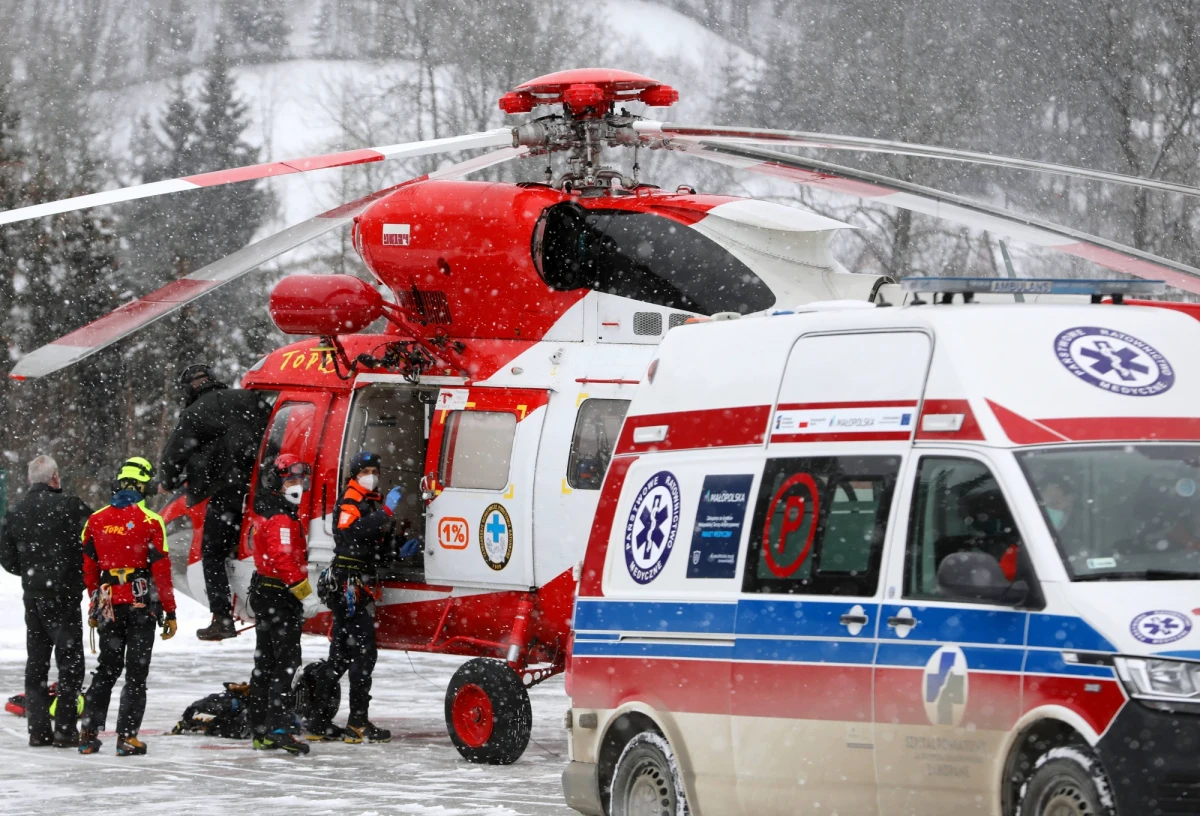 Ratownicy z zakopiańskiego pogotowia uważają, że trzy karetki na cały powiat to zbyt mało, zwłaszcza w sezonie turystycznym, kiedy pod Tatry przyjeżdża kilkakrotnie więcej turystów, niż jest mieszkańców. Dlatego apelują do mieszkańców, aby sami szkolili się z udzielania pierwszej pomocy.