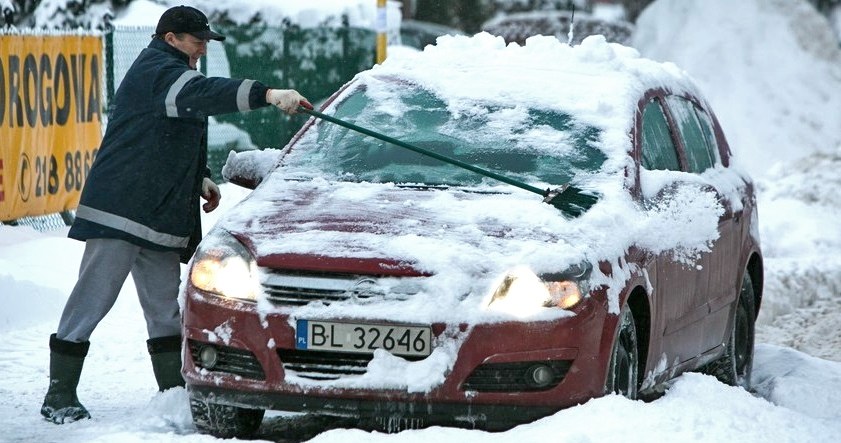 Polski, wróciła, zima, kierowców, znowu, oznacza, konieczność, odśnieżania, samochodu, zeskrobywania, lodu, szyb, takich, moment Apel mechaników do osób odśnieżających auta na włączonym silniku: Przestańcie