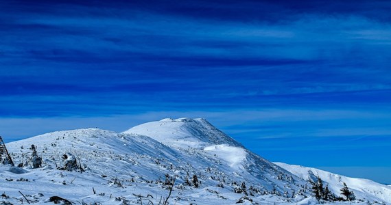 Trudne warunki panują na szlakach turystycznych w Beskidach. W górach w sobotę rano występowały opady – niżej deszczu, a w wyższych partiach śniegu. W niektórych rejonach ograniczona była widoczność, nawet do 100 m na Klimczoku – podali beskidzcy goprowcy.