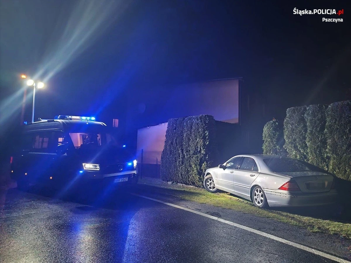 Policja zatrzymała 36-latka, który ulicami Pszczyny ( Śląskie) prowadził auto pod wpływem alkoholu. Wcześniej kierowca mercedesa próbował ratować się ucieczką. Po pościgu okazało się, że miał ponad 2 promile alkoholu i nie posiadał prawa jazdy.