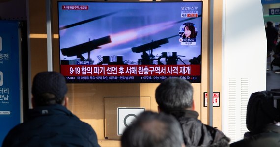 Dowództwo południowokoreańskich sił zbrojnych poinformowało, że Korea Północna wystrzeliła w sobotę ponad 60 pocisków artyleryjskich w kierunku spornej granicy morskiej z Koreą Południową.