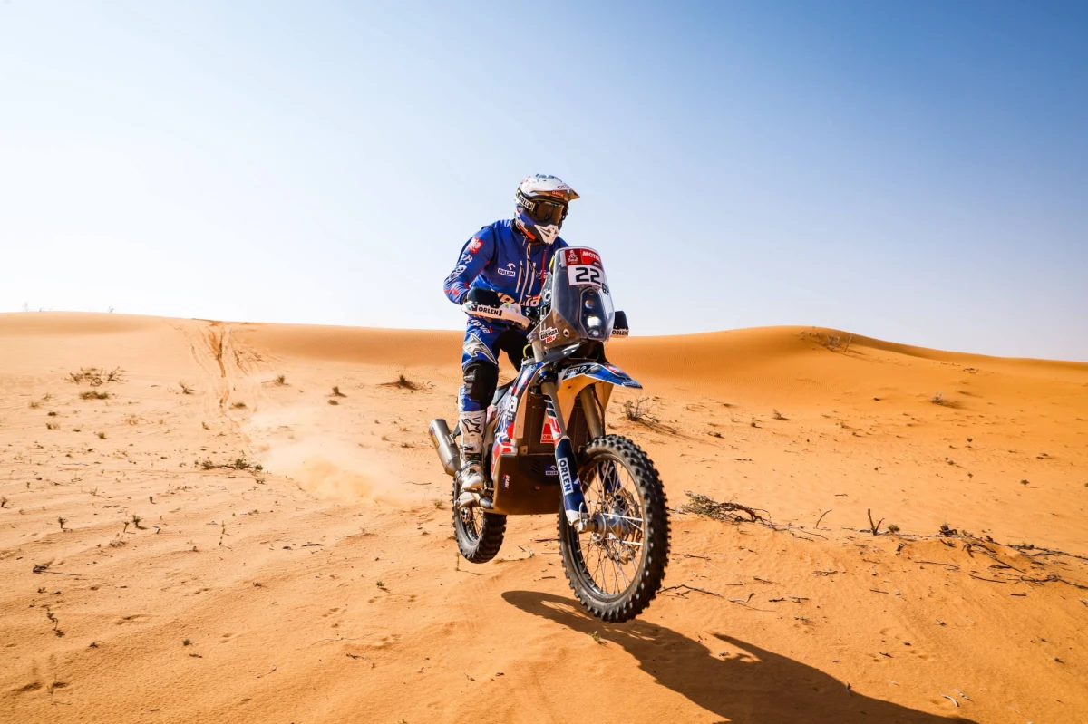 Maciej Giemza był jednym z bohaterów 1. etapu Rajdu Dakar, podczas którego z powodu wypadków musiało się wycofać kilku zawodników. Polak pomógł dwóm z nich i bardziej go to cieszy, niż gdyby uzyskał w sobotę dobry wynik.