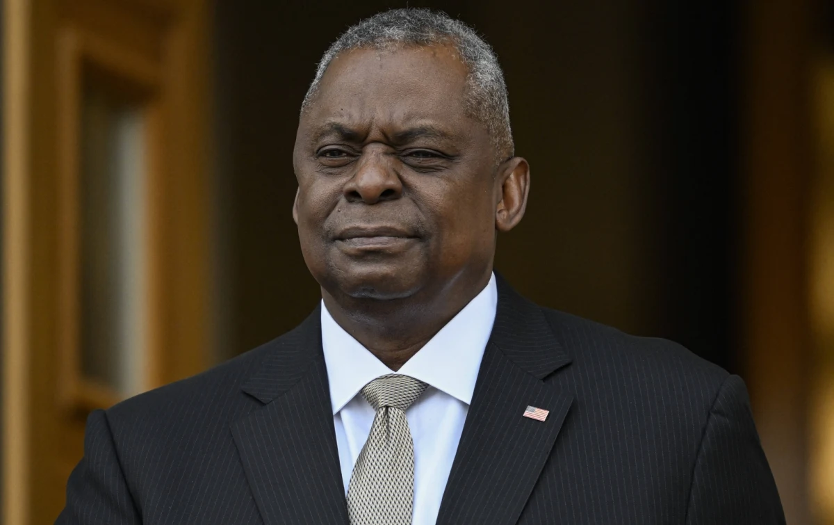 Minęły cztery dni, zanim Pentagon przekazał opinii publicznej informację o hospitalizacji Lloyda Austina. Amerykański sekretarz obrony trafił do wojskowego szpitala w Waszyngtonie z powodu powikłań po przeprowadzonym zabiegu medycznym. Co ważne, nieobecność kluczowego członka gabinetu prezydenta Joe Bidena zbiega się z rosnącymi napięciami na świecie, którym Amerykanie stawiają czoła.