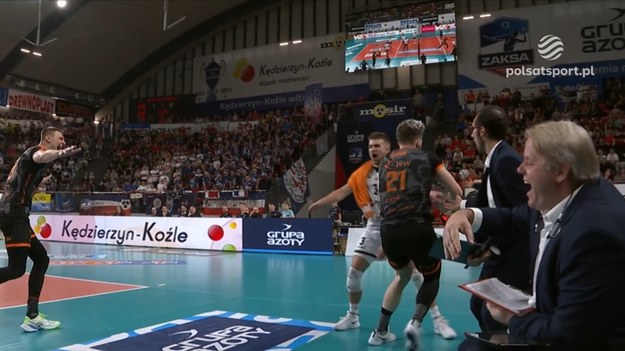 Fragment meczu Grupa Azoty ZAKSA Kędzierzyn-Koźle - Jastrzębski Węgiel 1:3 (25:23, 22:25, 22:25, 24:26) - siatkówka, PlusLiga 2024, 15. kolejka. Tomasz Fornal popisał się efektowną cieszynką po wygranej akcji.