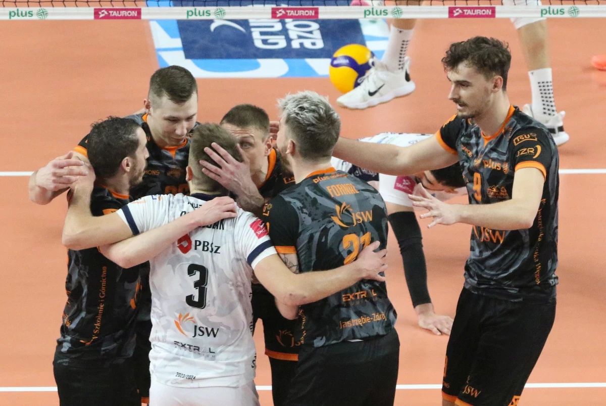 ​Siatkarze Jastrzębskiego Węgla pokonali w hali rywala Grupę Azoty Zaksę Kędzierzyn-Koźle 3:1 i pierwszą rundę rozgrywek ekstraklasy kończą w fotelu lidera. "To jest przyjemne, ale nigdy nie jestem celem" - powiedział gracz zwycięskiego zespołu Jurij Gladyr.