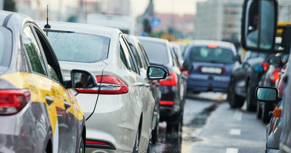 Kierowcy mierzą się z poważnymi utrudnieniami na trasach wjazdowych z Polski w kierunku Niemiec. Najgorzej jest na autostradach A2 w Słubicach w Lubuskiem i A4 w Jędrzychowicach na Dolnym Śląsku. Jadący w kierunku Berlina stoją w prawie 14-kilometrowym korku.