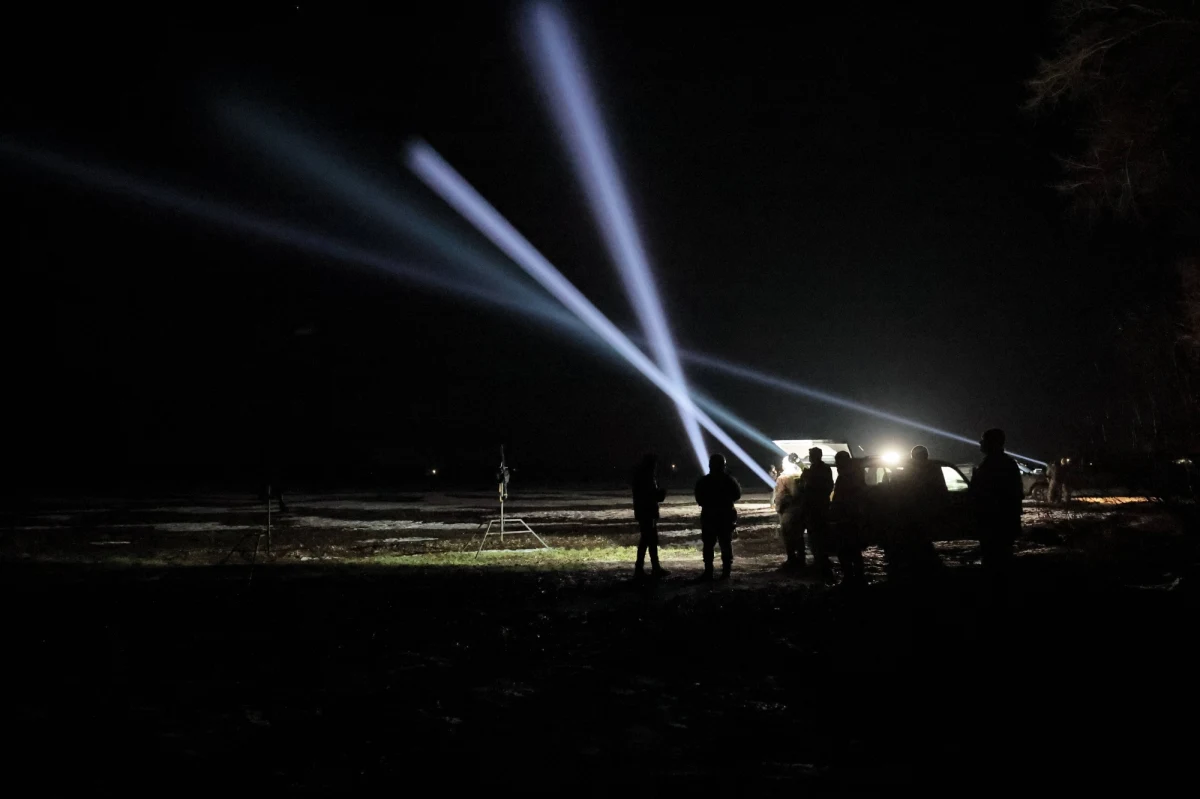 Toczący się w Ukrainie konflikt ma to do siebie, że raz inicjatywę przejmuje Kijów, a za chwilę Moskwa. Wydaje się, że teraz szala przechyla się na stronę Rosji - wszystko za sprawą wysychającego strumienia z zachodnią pomocą finansową i militarną dla Ukrainy. To sprawia, że w niektórych aspektach, np. w liczbie wystrzeliwanych każdego dnia pocisków artyleryjskich, Rosjanie mają wręcz miażdżącą przewagę.