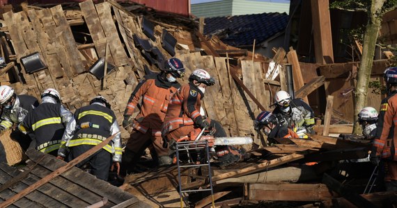 W poniedziałek w Japonii doszło do katastrofalnego w skutkach trzęsienia ziemi o magnitudzie 7,5. W jego wyniku zginęło co najmniej 126 osób, a 611 zostało rannych. Ogromne szczęście miała za to ok. 90-letnia kobieta, którą ratownicy wydobyli spod gruzów 124 godziny po kataklizmie.