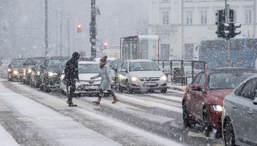  Ostrzeżenia dla kierowców i pieszych. Trudna sytuacja na drogach