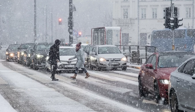 Trudne warunki na drogach. Wydano ostrzeżenia dla kilku województw