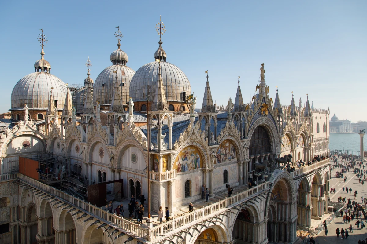 Woda wdarła się do przedsionka bazyliki św. Marka w Wenecji. Powód - szklane bariery ustawione wokół świątyni, których zadaniem jest jej ochrona przed tzw. wysoką wodą (acqua alta), nie zostały poprawnie ustawione. Zabrakło sześciu barier w pasie, który otacza prawie tysiącletnią bazylikę. 