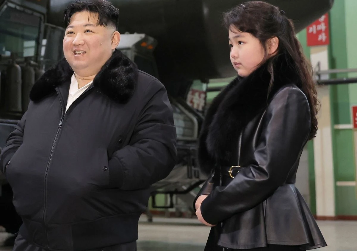 Jutro Kim Dzong Un kończy 40 lat. I choć to mężczyzna w sile wieku, prawdopodobnie już teraz wskazuje swojego następcę – córkę o imieniu Ju Ae. Południowokoreańscy analitycy z jednej strony mówią, że Kim Dzong Ung jest młody, zdrowy, a Korea Północna patriarchalna; z drugiej – nieprzypadkowo występował w ciągu ostatniego roku z córką u boku aż 19 razy.