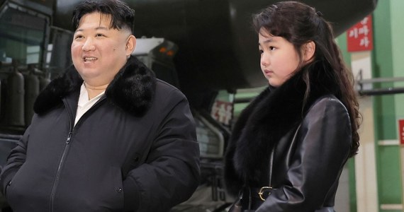 Jutro Kim Dzong Un kończy 40 lat. I choć to mężczyzna w sile wieku, prawdopodobnie już teraz wskazuje swojego następcę – córkę o imieniu Ju Ae. Południowokoreańscy analitycy z jednej strony mówią, że Kim Dzong Ung jest młody, zdrowy, a Korea Północna patriarchalna; z drugiej – nieprzypadkowo występował w ciągu ostatniego roku z córką u boku aż 19 razy.