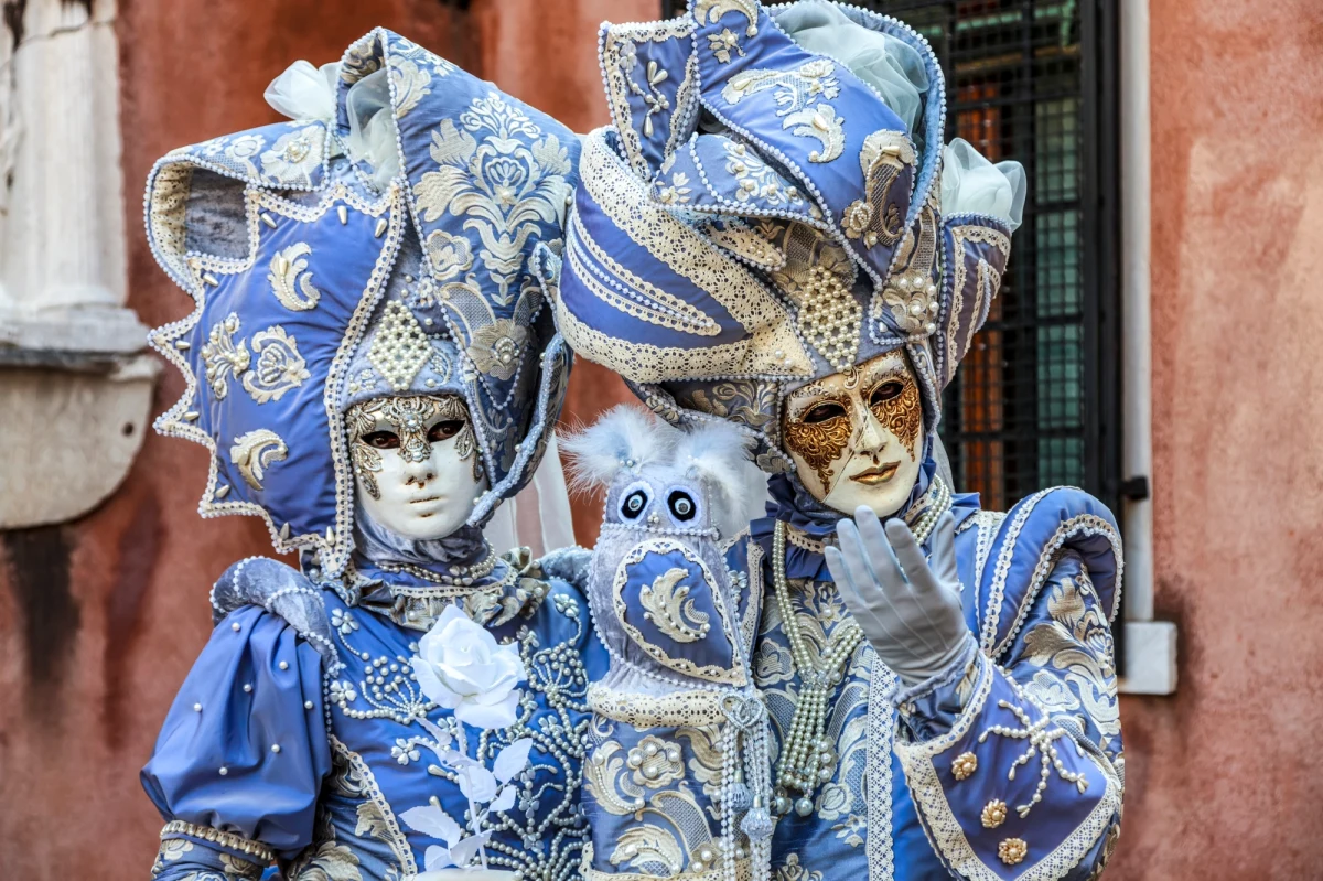 Bijatyka, obrzucanie jajami, resztkami jedzenia i kulami z wosku wypełnionymi perfumami - tak wyglądał karnawał lizboński, portugalski. Natomiast najsłynniejszy dziś - karnawał brazylijski - swój charakter zawdzięcza afrykańskim niewolnikom. Na początku maski karnawałowe w Wenecji wcale nie były kolorowe. O karnawałowych zwyczajach dziennikarka RMF FM - Agnieszka Wyderka rozmawia z kulturoznawcą dr Małgorzatą Bulaszewską z Uniwersytetu SWPS.