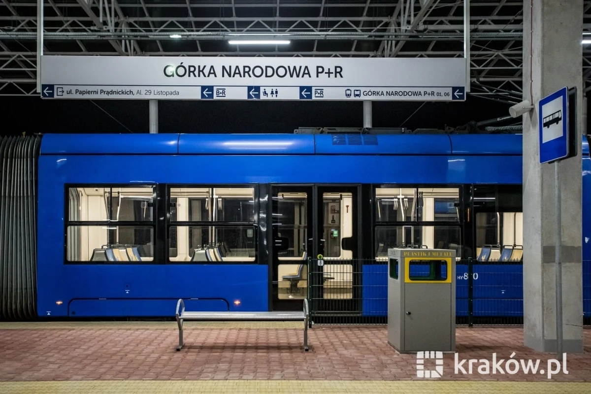 Dzisiaj ( poniedziałek) uruchomiony zostałe dworzec przesiadkowy „Górka Narodowa P+R”. Do nowej pętli  można dojechać tramwajami linii nr 18, 50 i 69, a z terminala autobusowego będą korzystać linie nr 217, 247, 257, 277, 280 i 503. Dodatkowo węzeł będzie obsługiwany przez linie nr 307 i 917.