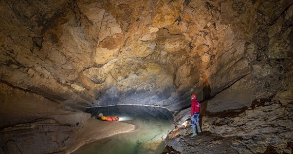 Pięć osób utknęło w sobotę w jaskini Krizna Jama w Słowenii. Wyjście zostało odcięte przez wezbraną po gwałtownej ulewie wodę. Na miejscu trwa akcja ratunkowa. 