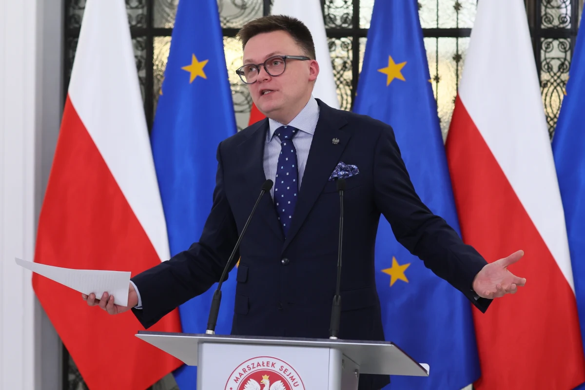 Marszałek Sejmu Szymon Hołownia w poniedziałek rozpocznie konsultacje w sprawie Mariusza Kamińskiego oraz Macieja Wąsika. Ma rozmawiać m.in. z szefem resortu sprawiedliwości, Prokuratorem Generalnym Adamem Bodnarem, RPO Marcinem Wiąckiem oraz przewodniczącym PKW Sylwestrem Marciniakiem. Konsultacje będą dotyczyć kwestii wygaszenia mandatów poselskich Kamińskiego i Wąsika.