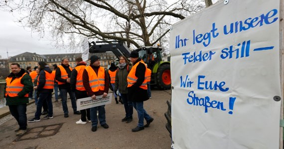 Zablokowane autostrady albo wolno sunące po drogach kolumny traktorów – w poniedziałek w całych Niemczech będą protestować rolnicy. Sprzeciwiają się planom oszczędnościowym rządu, obejmujących zniesienie ulg podatkowych dla rolnictwa.