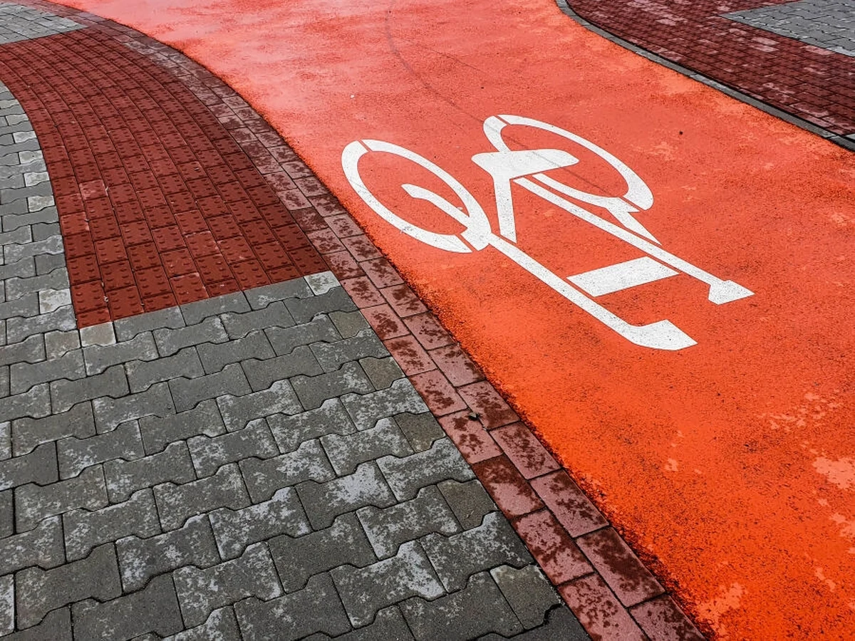 W czwartek, 11 stycznia, ruszy kolejny etap prac przy budowie ścieżki rowerowej po wschodniej stronie al. 29 Listopada. Chodzi o odcinek od ul. Żelaznej do ul. Woronicza – informuje Zarząd Dróg Miasta Krakowa