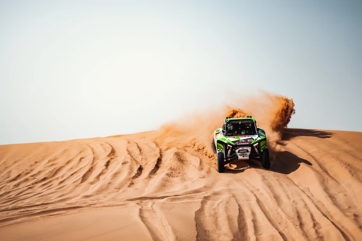 ​Eryk Goczał pozostaje niepokonany w Rajdzie Dakar w klasie challenger. 19-letni kierowca wygrał drugi etap, a wcześniej był najlepszy na pierwszym i w prologu. Po raz trzeci drugie miejsce zajął jego wujek Michał. Problemy ma jadący samochodem Mini Krzysztof Hołowczyc, który utknął na trasie po uderzeniu w głaz.