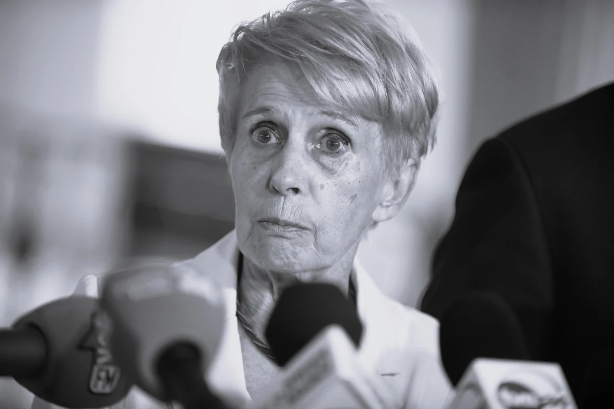 W poniedziałek (8 stycznia) odbędą się uroczystości pogrzebowe Iwony Śledzińskiej-Katarasińskiej, łodzianki, wieloletniej parlamentarzystki. W związku z uroczystościami, w godz. 11:00-15:00, pojawią się czasowe utrudnienia w ruchu w okolicach Ronda Solidarności, al. Grzegorza Palki oraz ul. Uniwersyteckiej.