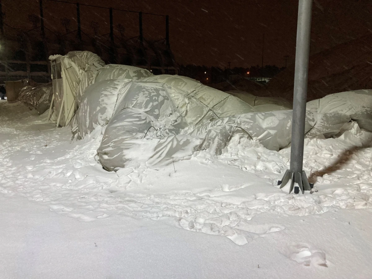 Do groźnej sytuacji doszło na jednym z obiektów Podkarpackiego Centrum Piłki Nożnej w Stalowej Woli. Złożyła się hala pneumatyczna, na szczęście nikomu z przebywających w środku obiektu nic się nie stało.