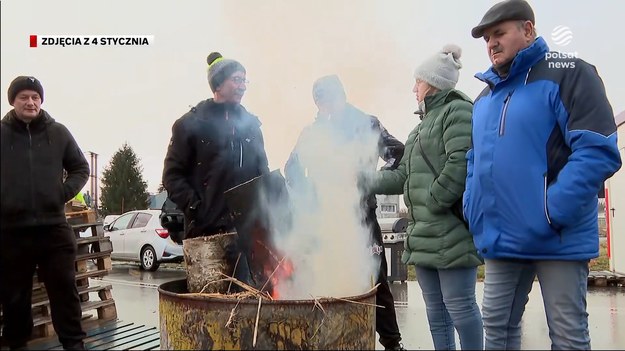 Podkarpaccy rolnicy zawiesili protest przeciwko zalewaniu Polski żywnością z Ukrainy i odblokowali przejście graniczne w Medyce. W rozmowach z rządem wynegocjowali dopłaty do kukurydzy, kredytów płynnościowych oraz utrzymanie podatku rolnego na poziomie z 2023 r. Minister Siekierski obiecał im także rozmowy z UE i władzami w Ukrainie. Na horyzoncie są już jednak nowe zagrożenia.
Materiał dla "Wydarzeń" przygotował Paweł Naruszewicz.