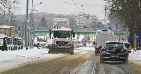 Mamy mroźny początek tygodnia w wielu miejscach w Polsce. W ciągu dnia - lokalnie - temperatura spadnie do minus 14 stopni na północnym wschodzie. Około minus ośmiu stopni pokażą termometry w centrum. W nocy z poniedziałku na wtorek znowu będzie zimno. Temperatura 
spadnie poniżej 20 stopni. 