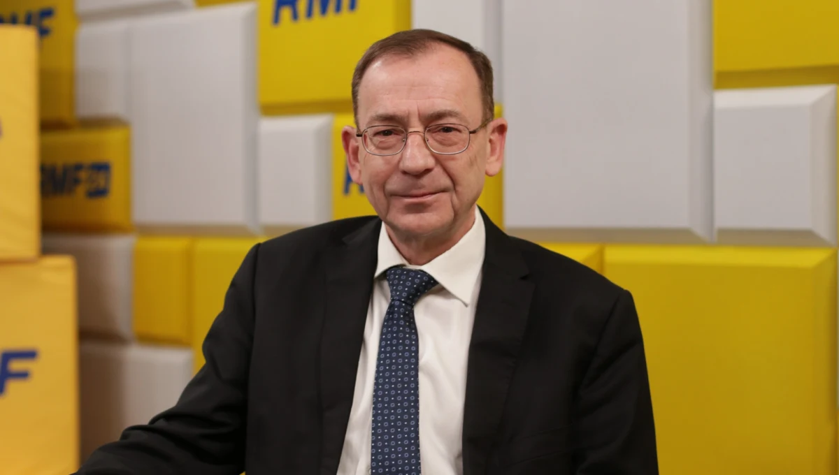 "Nie jestem przestępcą. Najprawdopodobniej już niedługo będę pierwszym więźniem politycznym w naszym kraju" – mówił w Porannej rozmowie w RMF FM Mariusz Kamiński. Polityk komentował w ten sposób wyrok ws. afery gruntowej i postanowienie marszałka Sejmu o wygaszeniu mu mandatu poselskiego. Polityk zapowiedział, że weźmie udział w posiedzeniu Sejmu, które rozpocznie się w środę. "Dalej jestem posłem. To jest mój obowiązek wobec wyborców. Tylko przemoc fizyczna wobec mojej osoby uniemożliwi mi wzięcie udziału w głosowaniach" - podkreślał.  