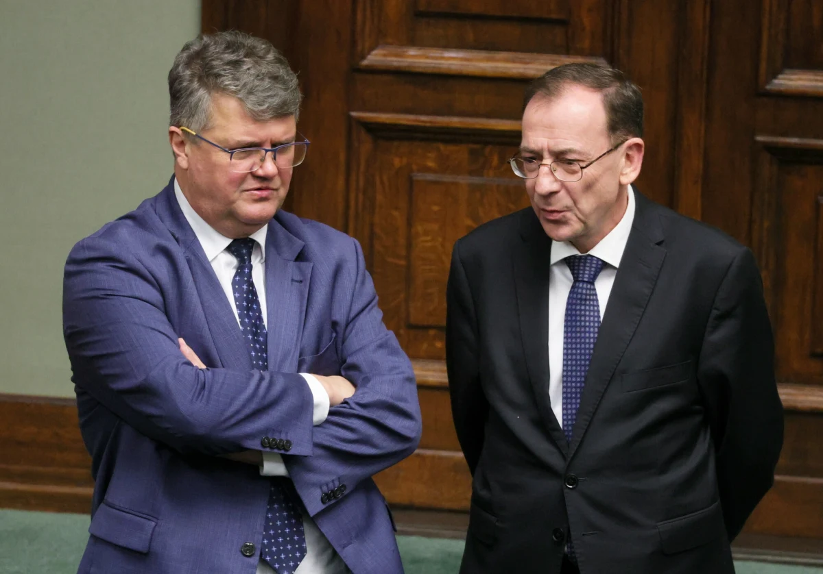 W środę rozpocznie się posiedzenie Sejmu. Będzie ono zdominowane przez dwóch polityków Prawa i Sprawiedliwości – Mariusza Kamińskiego i Macieja Wąsika, skazanych ws. afery gruntowej. W związku z tą sprawą marszałek Sejmu postanowił wygasić im mandaty poselskie. Izba Kontroli Nadzwyczajnej SN uchyliła jednak decyzję Szymona Hołowni, co wywołało jeszcze większy chaos. Zarówno Wąsik, jak i Kamiński zapowiadają, że będą uczestniczyli w sejmowych obradach. "Ja się z nikim szarpać nie będę, ale biorę do wiadomości to, że może być zastosowana wobec mnie przemoc fizyczna" – mówił na antenie RMF FM Mariusz Kamiński.