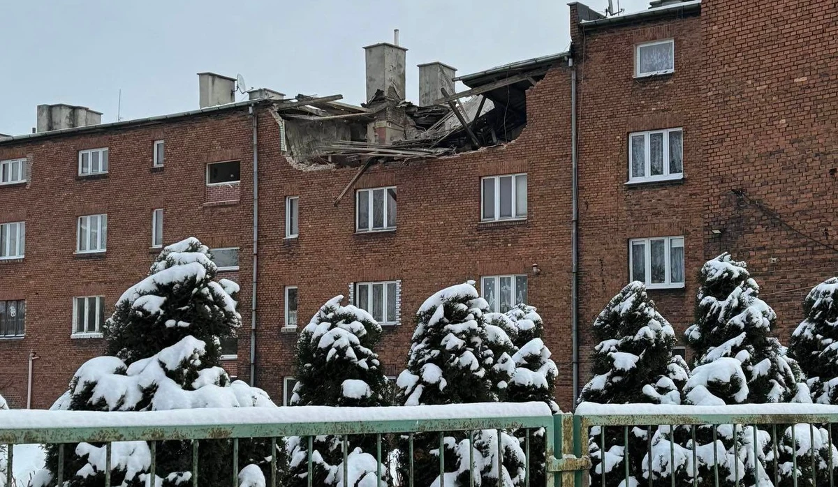 Strażacy zakończyli przeszukiwanie gruzowiska po porannym wybuchu w kamienicy w Katowicach-Szopienicach. Potwierdzili, że w mieszkaniu, w którym doszło do eksplozji butli gazowej, nie było więcej poszkodowanych.  Katowicka policja podała po południu, że do szpitala przewieziono tylko jedną ranną osobę - 83-letniego mieszkańca kamienicy. Poza dwiema poszkodowanymi osobami z budynku ewakuowano 18 innych osób. Miasto zapewniło im autokar, w którym mogły się ogrzać.