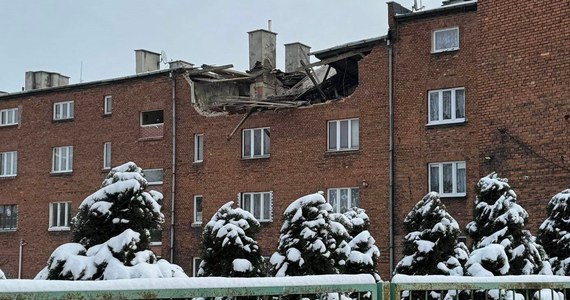 Strażacy zakończyli przeszukiwanie gruzowiska po porannym wybuchu w kamienicy w Katowicach-Szopienicach. Potwierdzili, że w mieszkaniu, w którym doszło do eksplozji butli gazowej, nie było więcej poszkodowanych.  Katowicka policja podała po południu, że do szpitala przewieziono tylko jedną ranną osobę - 83-letniego mieszkańca kamienicy. Poza dwiema poszkodowanymi osobami z budynku ewakuowano 18 innych osób. Miasto zapewniło im autokar, w którym mogły się ogrzać.