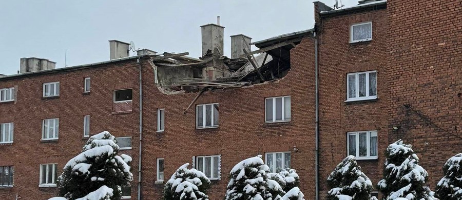 Strażacy zakończyli przeszukiwanie gruzowiska po porannym wybuchu w kamienicy w Katowicach-Szopienicach. Potwierdzili, że w mieszkaniu, w którym doszło do eksplozji butli gazowej, nie było więcej poszkodowanych.  Katowicka policja podała po południu, że do szpitala przewieziono tylko jedną ranną osobę - 83-letniego mieszkańca kamienicy. Poza dwiema poszkodowanymi osobami z budynku ewakuowano 18 innych osób. Miasto zapewniło im autokar, w którym mogły się ogrzać.