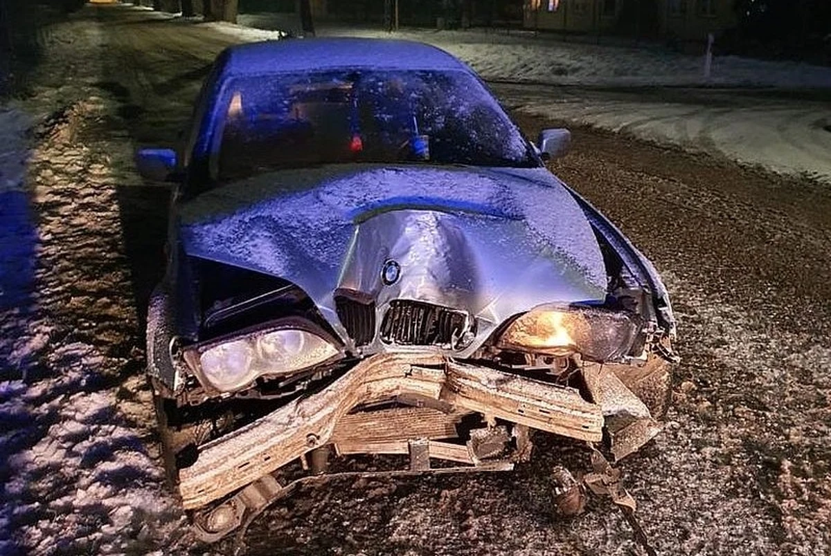 Policjanci z Malborka zatrzymali 18-letniego mieszkańca powiatu nowodworskiego, który kierując bmw wpadł w poślizg i uderzył w drzewo. Okazało się, że  mężczyzna prowadził auto pod wpływem amfetaminy i posiadał sądowy zakaz prowadzenia pojazdów. Na szczęście kierowcy i jego pasażerowi nic się nie stało. Dziś zatrzymany ma usłyszeć zarzuty prowadzenia pojazdu pod wpływem środków odurzających oraz złamania sądowego zakazu. 18-latkowi grozi kara do 5 lat pozbawienia wolności.